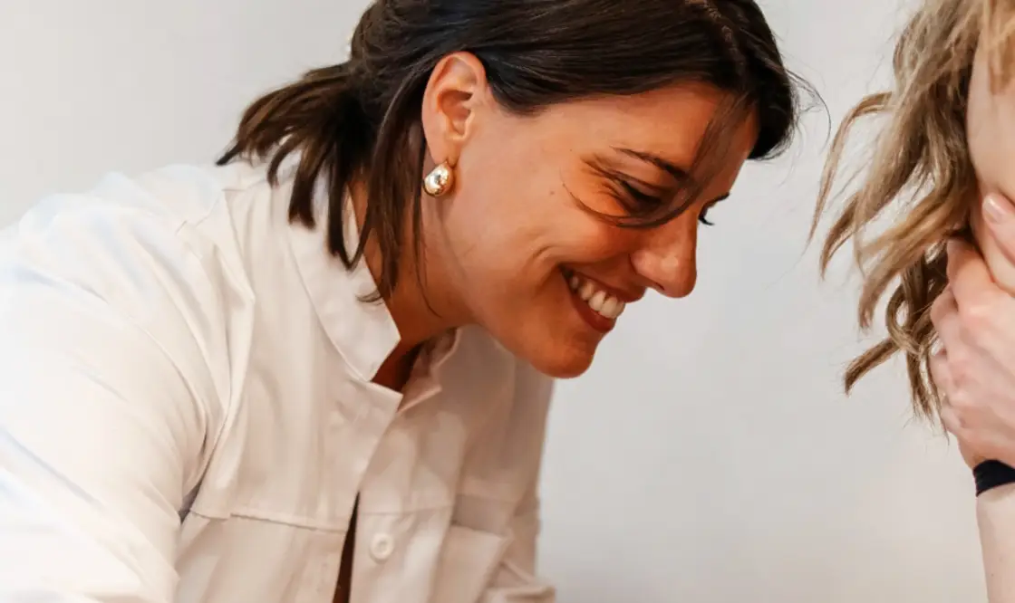 Mathilde, infirmière, en consultation avec une cliente